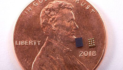 Einen Best of Innovation Award gab auf der CES 2020 für den Syntiant NDP100 Microwatt-Power Neural Decision Processor (NDP). Dieser bringt maschinelles Lernen in fast jedes Consumergerät. Der NDP100-Prozessor verbraucht weniger als 150 Mikrowatt Strom, wodurch Künstliche Intelligenz für Produkte von der Größe eines Hörgerätes bis hin zu Laptops Realität wird, ohne dass eine Cloud-Anbindung nötig wäre. Die Syntiant-Prozessoren wurden für Wearables, Hörgeräte, Mobiltelefone, intelligente Lautsprecher und Laptops entwickelt und ermöglichen eine Sprachschnittstelle auch in den kleinsten Systemen. Diese kann taktile Schnittstellen wie Tasten, Schalter, Wählscheiben und Touchscreens ergänzen oder ersetzen.  (Syntiant)