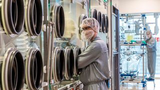 Herstellung hochwirksamer pharmazeutischer Wirkstoffe bei Heraeus Precious Metals in Hanau. (Bild: Heraeus Precious Metals)