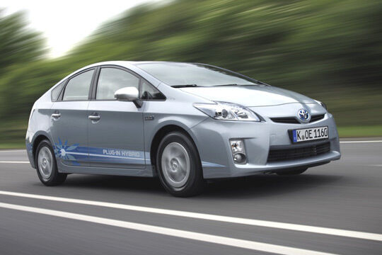 Hybrid-Pionier und Sparwunder: Der Toyota Prius PHEV soll mit 2,2 Litern Sprit auf 100 Kilometer auskommen. (Toyota)