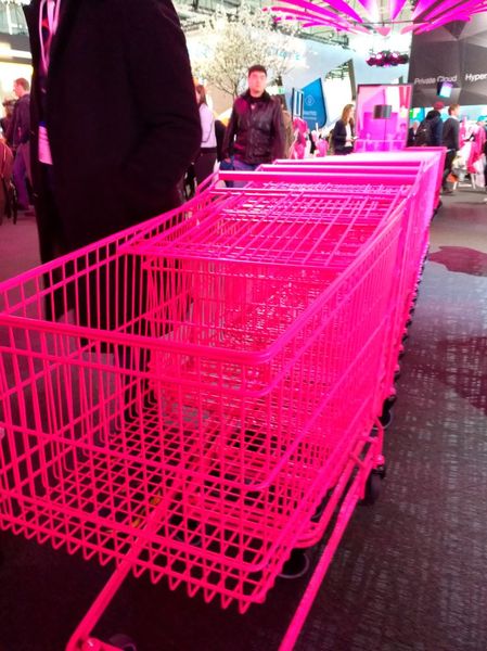 Sogar die Einkaufswägen sind magenta -– warum? (Bild: Robert Horn)