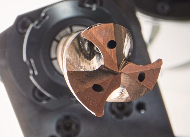 D/E Die Dreifasenführung-Innenkühlung des neuen Bohrers sorgt für eine stabile Führung in der Bohrung und beim Bohrungsaustritt. So fluchtet der Bohrer besser, erzeugt eine exakte Rundheit und hält Toleranzen besser ein.  The new drill has through-tool cooling with three-chamfer guide to ensure stable guidance in the bore and at the bore exit. The drill aligns better, produces exact roundness and keeps tolerances better. (Bild: Arno)