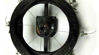 Am Fraunhofer IWU entwickelter Rotationsaktor, links: Konzept, rechts: Realbauteil. (Bild: Fraunhofer IWU)