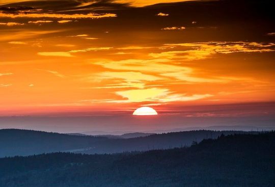 Nachdem es in den ersten vier Monaten 2026 für die deutsche Industrie in Sachen Auftragslage eher mau aussah, hat der Mai als Wonnemonat seinem Namen wohl Ehre gemacht. Analysten glauben nun zwar an mehr Sonne, doch die Wolken sind noch nicht verschwunden ...(Bild:  Solarfans)