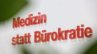 Neben starken Slogans waren vor allem interessante Keynotes, Seminare und Live-Demos eine Stärke der diesjährigen DMEA. (© Messe Berlin GmbH)