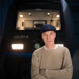 Benno Schiefer (Deutschland) erhielt den Preis für das Design der neuen Münchner S-Bahn. Es basiert auf präzisen Strömungsanalysen und Aerodynamik-Simulationen, ermöglicht erhebliche Energieeinsparungen über die gesamte Lebensdauer des Zuges und reduziert den Geräuschpegel im Fahrbetrieb. Dadurch verbindet es Ingenieurskunst und Nachhaltigkeit und verbessert das Reisen in München. 
 (Bild: Siemens)