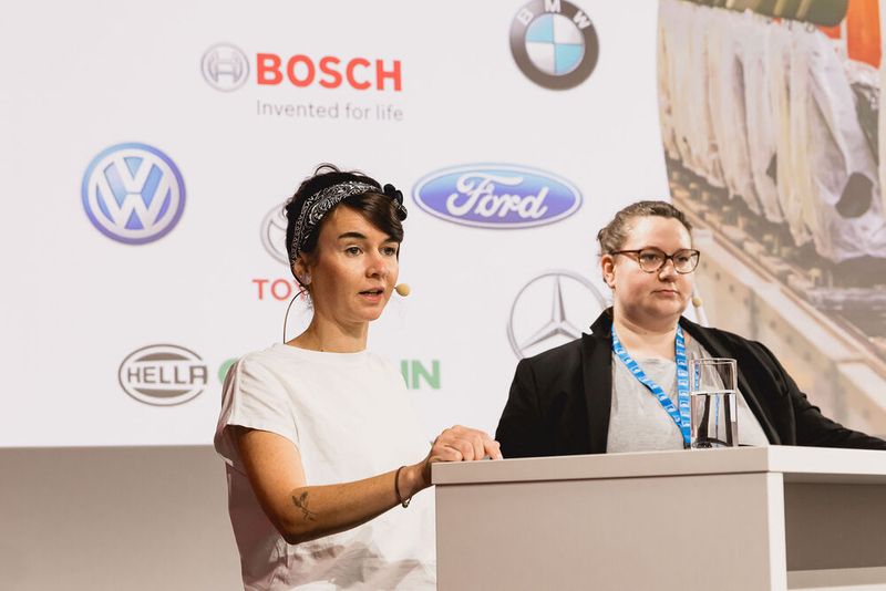 Brandheiße News zu SERMA brachte Svenja Kley, Technische Leiterin von SERMA zusammen mit Nathalie Derscheid, Qualitätsmanagement-Beauftragte der Konformitätsbewertungsstelle, mit nach Würzburg. Seit dem 1. April regelt das vorgeschriebene Verfahren gemäß dem Sermi-Schema den Zugang zu sicherheits- und diebstahlrelevanten technischen Daten und Wartungsinformationen bei OEMs. (Bild: Stefan Bausenwein)