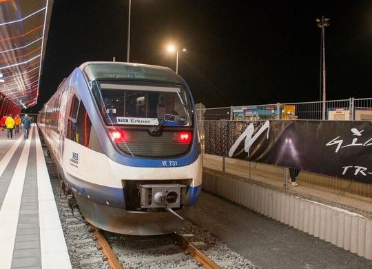 Tesla bietet mehrere Shuttleverbindungen per Dieselzug an. Hier die Strecke von Erkner zur Fabrik nach Grünheide. Wie die dpa jetzt meldet, will Tesla diese Züge bald durch elektrische Systeme ersetzen ...(Bild:  Tesla)