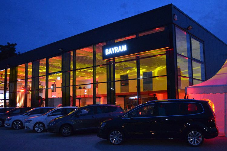 In der Nacht erstrahlte das Autohaus in hellen Farben. (Foto: Grimm)