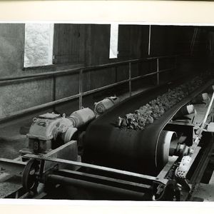 FLENDER KEHW 160, N=4PS, n=960/43 im Antrieb eines fahrbaren Förderbandes; die Aufnahme stammt aus September 1957.(Bild:  Siemens)