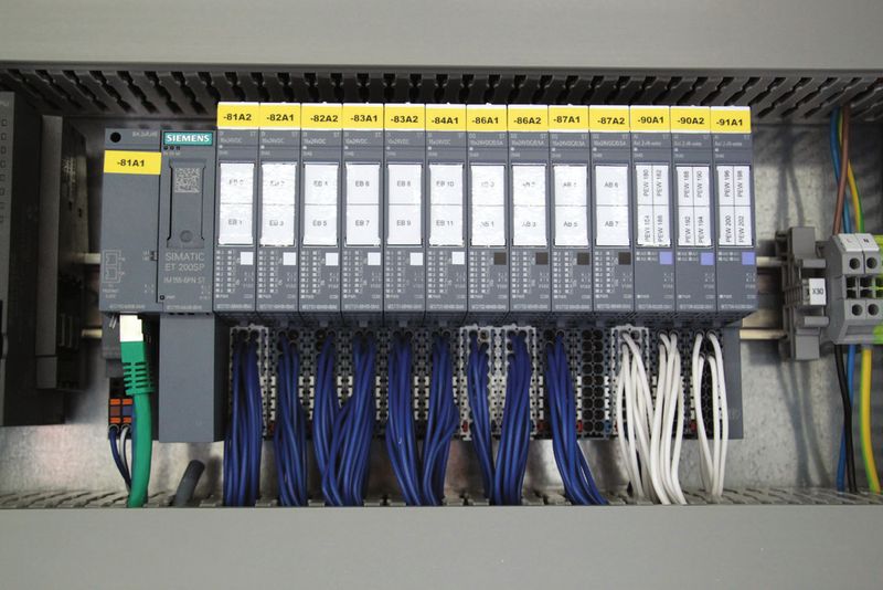 Sie ist modular aufgebaut und direkt an Profinet oder Industrial-Ethernet anschließbar: Die Peripherie-Komponente ET 200SP ist kompakt ausgeführt. (Siemens)