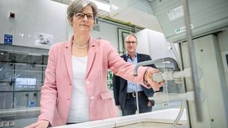 Katrin Sommer und Joachim Wirth in einem zukünftigen Messlokal für die Trinkwasseranalytik – coronakonform mit Plexiglas zwischen den Arbeitsplätzen im Labor. (Bild: RUB, Marquard)
