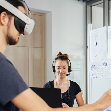 Können XR-Brillen Menschen mit Sehbehinderung im Arbeitsalltag unterstützen? Forschende das Karlsruher Instituts für Technologie (KIT) und des Fraunhofer-Instituts für Optronik, Systemtechnik und Bildauswertung (IOSB) arbeiten an einer Lösung. (Bild: Amadeus Bramsiepe, KIT)