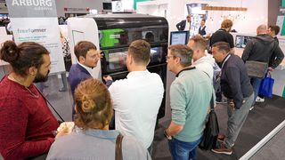 Auf der kommenden Formnext in Frankfurt am Main darf natürlich auch Arburgadditive mit dem bekannten Freeformer-System nicht fehlen. Diesmal gibt es in dieser Hinsicht sogar eine echte Premiere – den Freeformer 550-X, der den 200-3X ablösen wird. Hier mehr dazu ... (Bild: Arburg)
