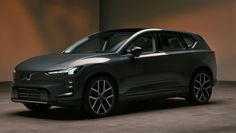 Die Preise für das Basismodell EX60 P6 Electric mit der mittleren Ausstattung Plus starten bei 62.990 Euro. Neu ist die abgebildete Farbe Frost Green. (Bild: Volvo)