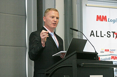 Ken Fouhy, Publisher von MM Maschinenmarkt und MM Logistik, eröffnet die Award-Verleihung auf der Cemat 2011. (Archiv: Vogel Business Media)