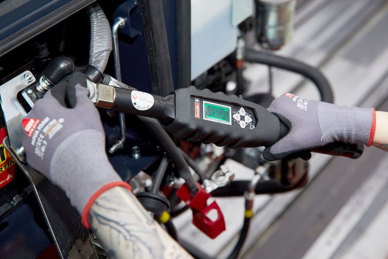 Die Schraube am Batteriekabel muss mit einem Q-Shield auf 8,8 bis 11,8 Newtonmeter angezogen werden. Das Display des Drehmomentschlüssels zeigt hier 9,2 Newtonmeter an. Damit steht eine weitere Kontrolle parat, die hier anzeigt, dass die Masseverschraubung in Ordnung ist. (Bild: Desoutter / R. J. Vogel)