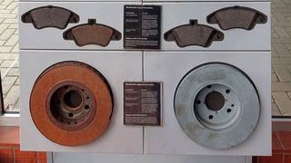 Neu gegen alt: Das ist bei vielen Kfz-Betrieben die Regel. Etwas mehr Vielfalt im Ersatzteilprogramm hilft bei sparsamen Kunden, aber macht auch Upselling möglich. (Bild: Dominsky – »kfz-betrieb«)