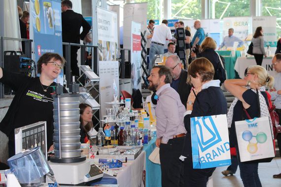 Impressionen der Lab-Supply Leverkusen vom 15. Mai 2019  Die dritte Station der Lab-Supply war in diesem Jahr das Forum Leverkusen. Hier sind ein paar visuelle Eindrücke vom Messetag und Besucherstimmen für Sie zusammengestellt. Die nächste Lab-Supply ist am 13. Juni 2019 in Berlin. Weitere Infos zu den kommenden Lab-Supply-Messen finden Sie auf www.lab-supply.info.   Lese-Empfehlung: Nachbericht zum erfolgreichen Auftakt der Lab-Supply in Wien. (Bild: C. Lüttmann, LABORPRAXIS)