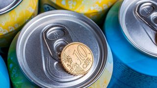 Die im April verabschiedete EU-Verpackungsverordnung greift auch in den deutsch-dänischen Grenzhandel ein. Es soll dabei ein Dosenpfand erhoben werden, das dem Milliardengeschäft am oberen Ende Deutschlands aber massiv schaden könnte ... (Bild: D. Schoppen)