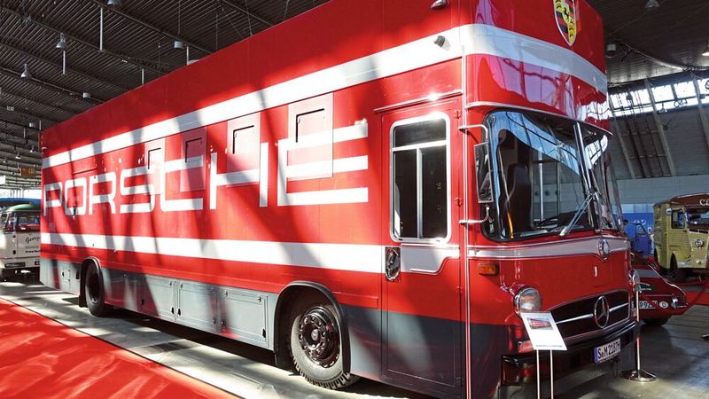 Benzin drin und Porsche drauf: Einst Bücherbus, erhielt das Gefährt von 1976 vor drei Jahren sein jetziges Aussehen. (Bild: Dominsky/»kfz-betrieb« )