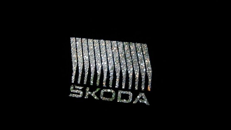 1. Das Bewusstsein: Wer bin ich? Angesichts der modernen Baukasten- und Gleichteile-Strategien drängt sich diese Frage schon manchmal auf. Das ist bei Skoda als VW-Konzernmarke nicht anders. Wer nachts aus dem Auto aussteigt, bekommt die Selbstvergewisserung aber auf den Boden projiziert – zumindest im getesteten Elroq 85 Lodge mit 210 kW Leistung. (Bild: Grimm – kfz-betrieb)