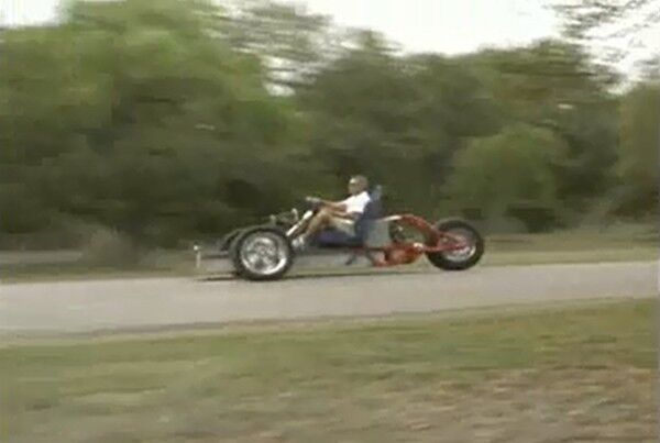 Probefahrt: Gerd Krysztopik mit seinem EZ-EV auf der Straße (Bild: ZWheelz)