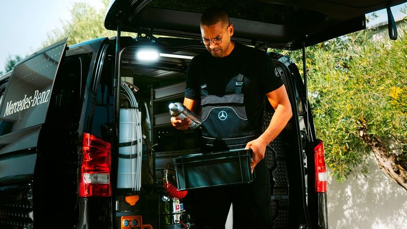 Nachhaltiger Hausbesuch: Die Mechatroniker des „Mobile Service“ von Mercedes-Benz nutzen ausschließlich den E-Vito als Werkstattwagen.(Bild:  © Mercedes-Benz AG)