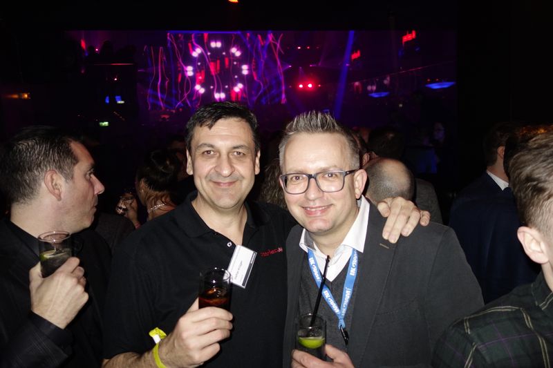 (l.) Stefan Krüger, Peerless, und André Stute, Ingram Micro, rocken auf der Peerless Party mit über 500x Gästen. (Bild: IT-BUSINESS)