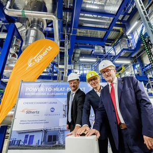 Stefan Kapferer, CEO der 50Hertz Transmission GmbH, Dr. Christof Günther, Geschäftsführer Infraleuna und Dr. Jürgen Ude, Staatssekretär für Strukturwandel und industrielle Großprojekte in der Staatskanzlei des Landes Sachsen-Anhalt, bei der feierlichen Inbetriebnahme des 35-Megawatt-Elektrodenkessels im Gas- und Dampfturbinenkraftwerk 2 am Chemiestandort Leuna. (Bild: Jens Schlüter/ Infraleuna)