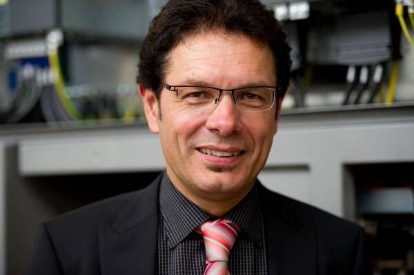 „Anwender hybrider Maschinenkonzepte müssen in die Lage versetzt werden, dieses Mehr an Funktionalität so zu beherrschen, dass es wirtschaftlich und gewinnbringend eingesetzt werden kann“, sagt Eberhard Beck, Leiter Steuerungstechnik der Index-Werke. (Bild: Index)