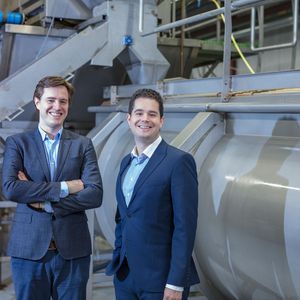 Kees Aarts, CEO von Protix, und Andreas Aepli, CEO von Bühler Insect Technology Solutions, bei einer Stippvisite in den Produktionsräumen.