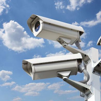 Mit der Synology Surveillance Station können Sie IP-Kameras zentral anbinden und steuern, Live-Streams anzeigen, Aufnahmen lokal oder in der Cloud speichern, Ereignisse per KI analysieren, Alarme und automatisierte Aktionen auslösen sowie das System standortübergreifend und mobil verwalten. ( © Ettore - Fotolia)