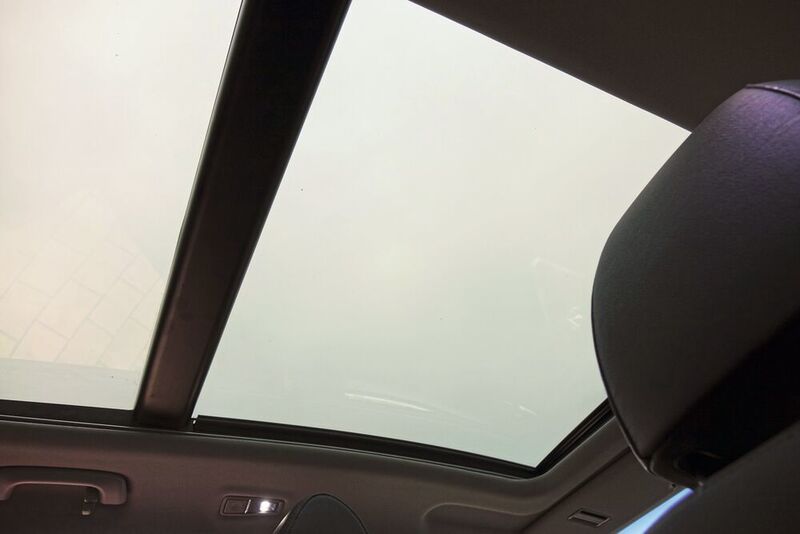 Die elektrische Jalousie des Panoramaglasdachs hat bei holprigem Untergrund ordentlich geklappert.  (Sven Prawitz/»Automobil Industrie«)