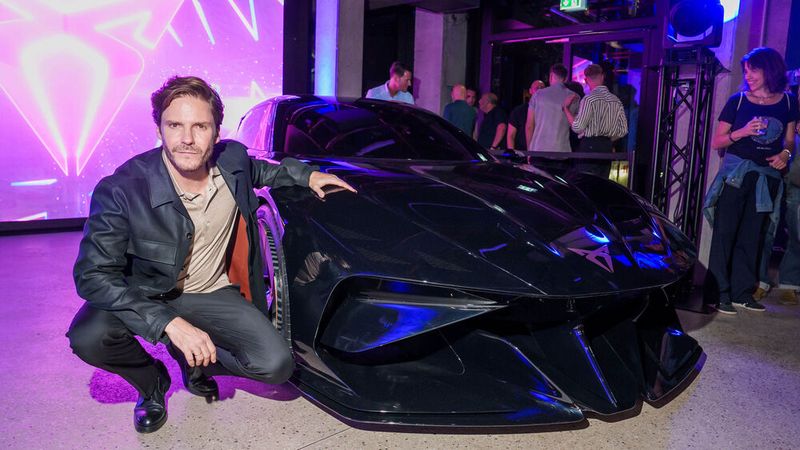 Unter den Gästen der Schauspieler Daniel Brühl, hier mit der neuesten Cupra-Studie, dem Supersportwagen Dark Rebel (Bild: Seat Deutschland)