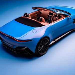 Das Stoffverdeck lässt sich per Knopfdruck in weniger als sieben Sekunden vollständig öffnen und schließen. (Bild:  Aston Martin)