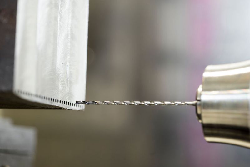 Mapal hat sein Programm an Tieflochbohrern um Modelle ab einem Millimeter Durchmesser erweitert. Zur AMB in Stuttgart werden die neuen Kleinsttieflochbohrer im Durchmesserbereich 1,0 bis 2,9 mm (Schaftdurchmesser 3 mm) für die universelle Stahl- und Gussbearbeitung für Bohrtiefen zwischen 20 bis 30xD vorgestellt. (Mapal)