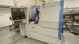 Das ist eine von zwei Hardinge-CNC-Drehmaschinen, die Surplex per Auktion anbietet. Es handelt sich um das Modell Elite 27 MS. Auch sie stammt aus einem Formel-1-Rennstall in England. (Bild: Surplex)