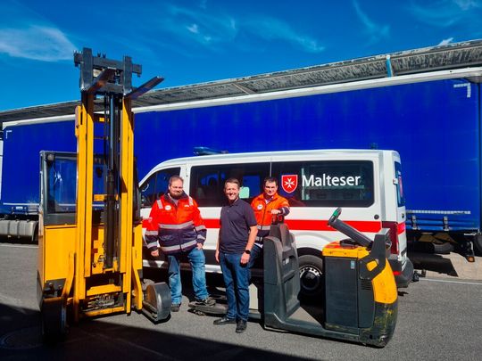 Übergabe der beiden Stapler an die Malteser zum Weitertransport in die kriegsgeschundene Ukraine.(Bild:  Noris Gabelstapler)