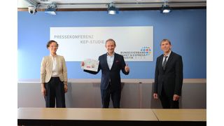 Sarah Neumeyer, Pressesprecherin des Bundesverbands Paket & Expresslogistik, Marten Bosselmann, Vorsitzender des Bundesverbands Paket & Expresslogistik und Dr. Klaus Esser, Geschäftsführer der KE-Consult Kurte & Esser GbR (v. l.), bei der Präsentation der KEP-Studie. (Bundesverband Paket und Expresslogistik)