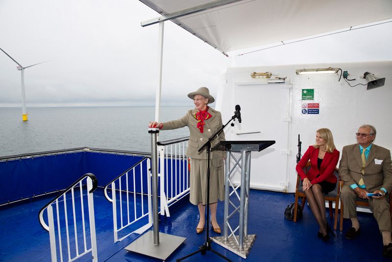 Am 4. September 2013 hat ihre Majestät, Königin Margrethe II von Dänemark, mit dem Drücken des roten Knopfes das Offshore-Windkraftwerk Anholt offiziell eingeweiht. Links von der dänischen Königin sitzt die Premierministerin Dänemarks, Helle Thorning-Schmidt, und ihre Königliche Hoheit Prinz Henrik, Prinzgemahl von Dänemark. Das Anholt-Projekt besteht aus 111 Siemens-Windturbinen mit einer Leistung von jeweils 3,6 MW und einem Rotordurchmesser von 120 m. (Bild: Soren Kjeldgaard / Siemens AG)