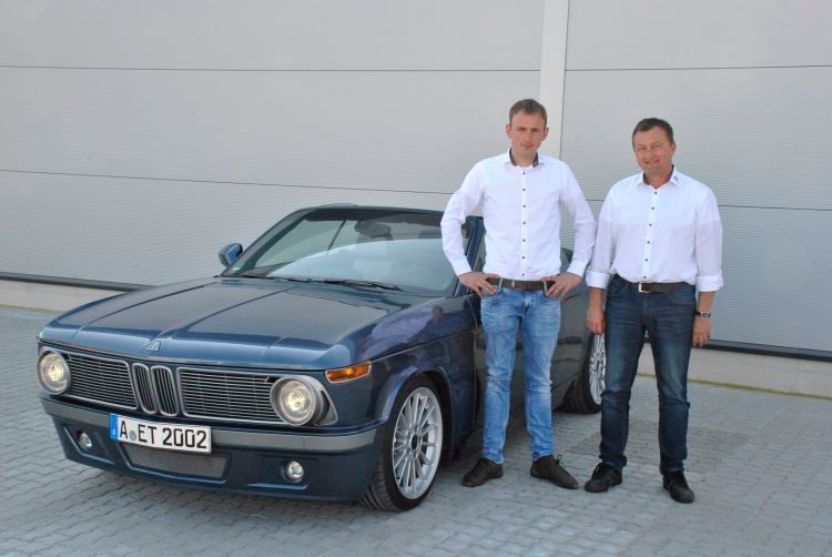Michael (li.) und Harald Käs haben sich mit ihrem „Everytimer“ einen Traum verwirklicht: ein klassisches Auto für jeden Tag. (Dominsky)