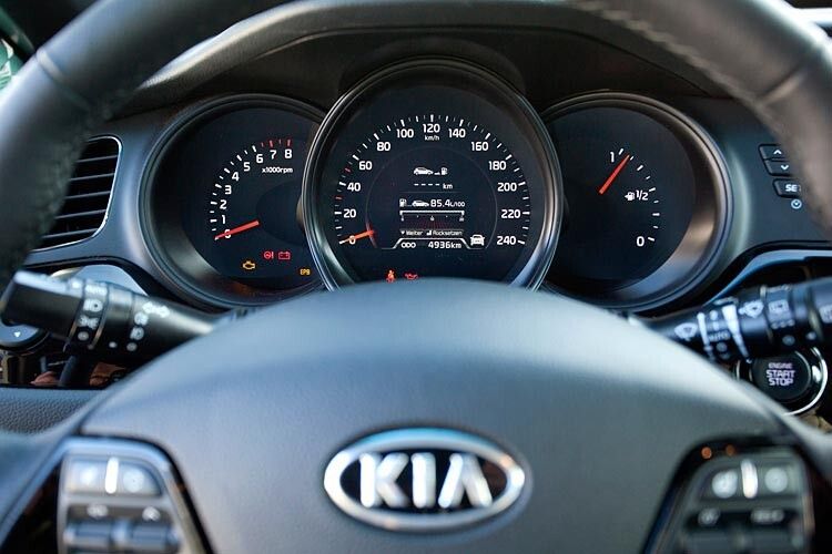 Den Sprint von Null auf 100 km/h sollen die GT-Modelle in 7,9 Sekunden schaffen. Das Spitzentempo ist bei 225 km/h erreicht. Beide Werte liegen unter denen des Golf GTi, Kias GT fühlt sich aber dennoch kräftig und knackig an. Mit dazu bei trägt ein psychologischer Trick: Ein Soundchip und Lautsprecher lassen den vergleichsweise kleinen Vierzylinder im Innenraum fast so kernig dröhnen, wie einen V8. (Foto: Kia)