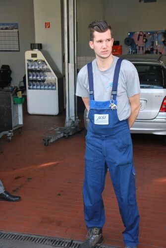 „In unserem Konzept vereinen wir das Beste aus zwei Servicewelten“, beschreibt Kfz-Meister Dennis Schiwek, der die JES-Werkstatt leitet. (Foto: Wenz)