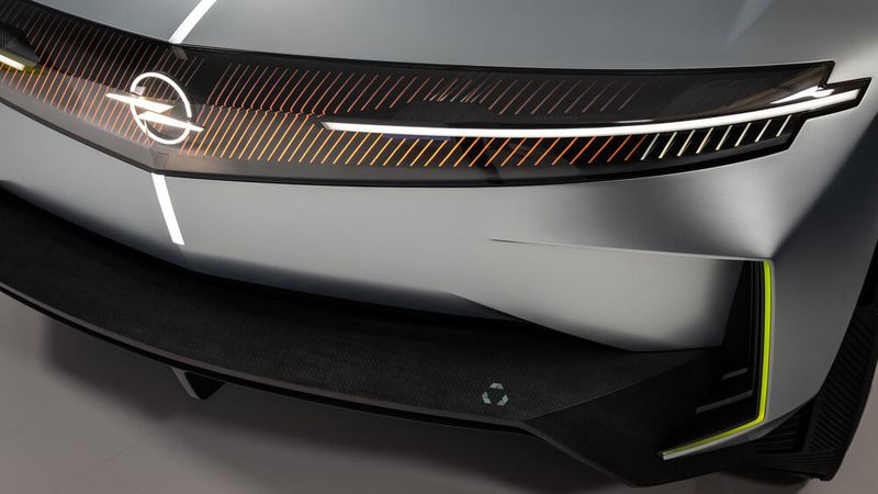 Der Vizor ist mit mehr Tiefe in einer 4D-Version über die ganze Breite des Fahrzeugs ausgeführt. (Bild: Opel)