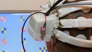 Der EEG-Helm aus dem 3D-Drucker misst die Gehirnsignale präzise. (EMG/TU Braunschweig)