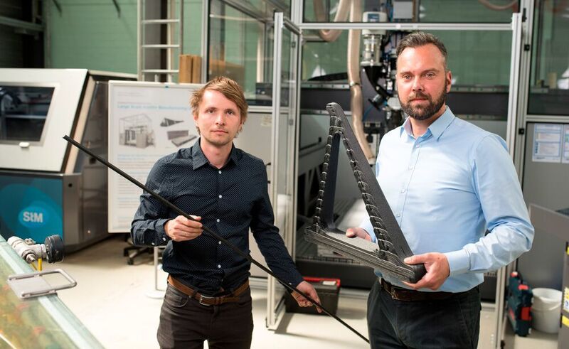 Prof. Dr.-Ing. Holger Seidlitz (re.) und Jonas Krenz arbeiten gemeinsam mit Global Enertec an einer neuen, energieeffizienten Recycling-Technologiekette für Carbon-Bauteile. (Sebastian Rau)