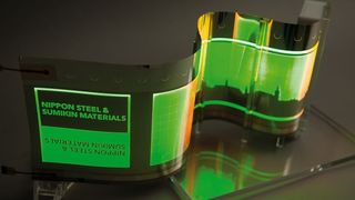 OLED müssen vor Feuchtigkeit und Sauerstoff geschützt werden, damit die organischen Schichten funktionstüchtig bleiben. Edelstahl hat eine ausgezeichnete Barrierewirkung gegen Umwelteinflüsse und eignet sich als Träger der OLED. (Fraunhofer FEP)