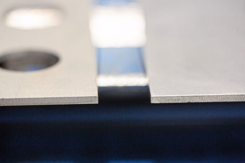 Die Blechkanten sind nach dem Trennen (links) noch scharf und gratbehaftet. Nach der Bearbeitung mit dem Edge Breaker sind sie gratfrei und sauber verrundet. (Bild: Arku)