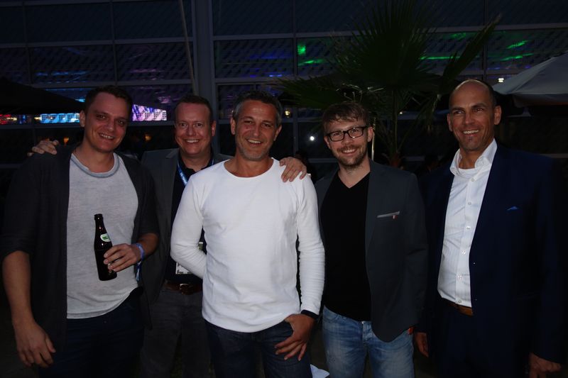 Der eine steht dazu, der andere nicht! Feiern tun sie aber alle (v. l.) Michael Plum, APC, Ralf Schweitzer, GSD, Dieter Rahe, APC, Christian Rendel, Jacob Elektronik, und Kosmas Steinke, Eaton Power. (Bild: IT-BUSINESS)