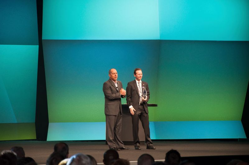 Tim Minahan überreicht den diesjährigen Citrix Innovation Award an Jose Güereque, von Arca Continental. (Jäger)